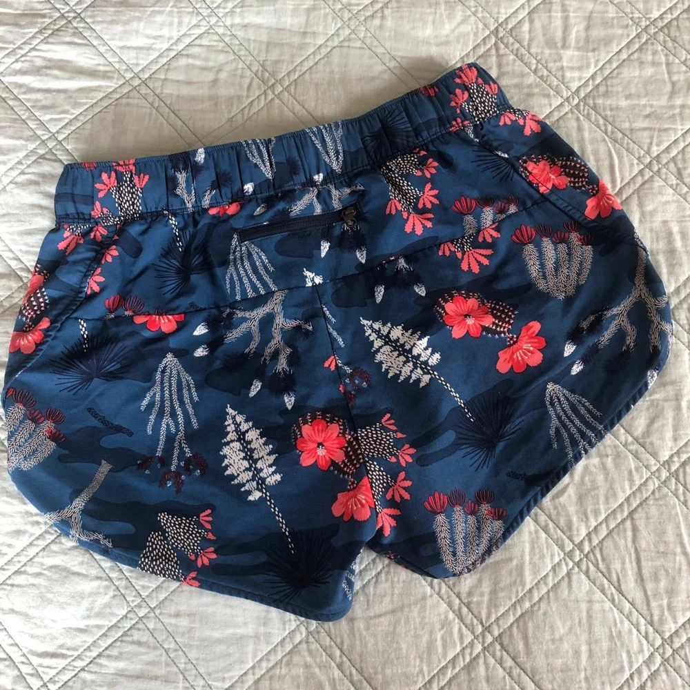 North Face Shorts - Picture 5 of 8